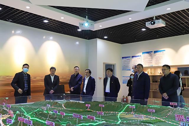 6.参观实训中心.jpg