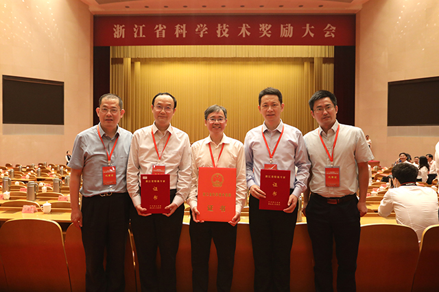 1获奖代表合影（左起：郑华均、姚建华、林强、陈积明、邵平）.jpg