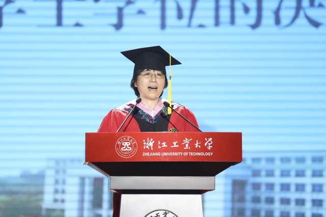 4副校长虞晓芬宣读授予 2020 届学士学位的决定.jpg