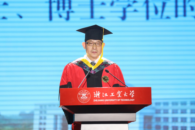 5副校长郑华均宣读授予 2020 届硕士、 博士学位的决定.jpg