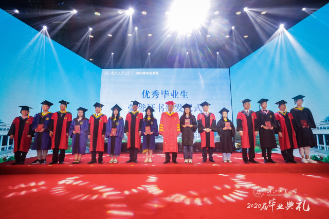 6优秀毕业生荣誉证书颁发仪式.jpg