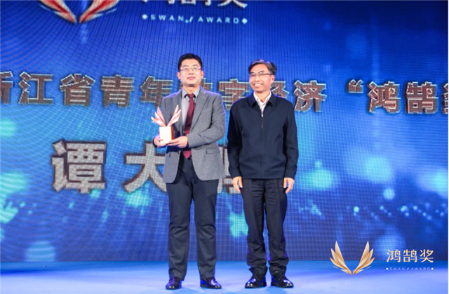 1577696272390007822.jpg 小图:谭大鹏教授(左)领奖.jpg