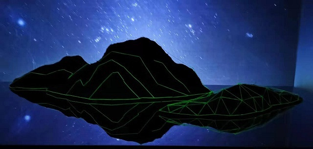 1573547344843010162.jpg 学员作品《山外山》,3D打印山体模型、宣纸、钢针、荧光线、镜面不锈钢,234×112×45cm.jpg