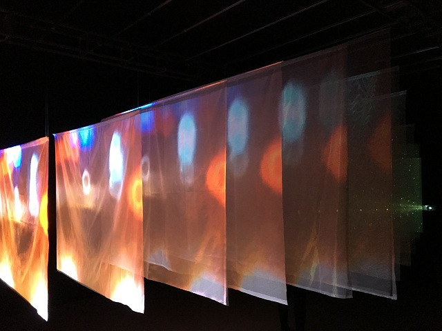 1573547377109007282.jpg 学员作品《过滤》,人造纱、影像、声音, 400×230×170cm.jpg