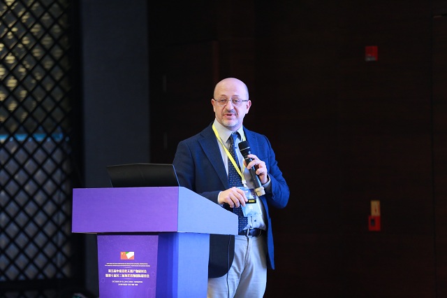 意大利那不勒斯费德里克二世大学OrazioTaglialatela-Scafati 教授作大会报告.jpg