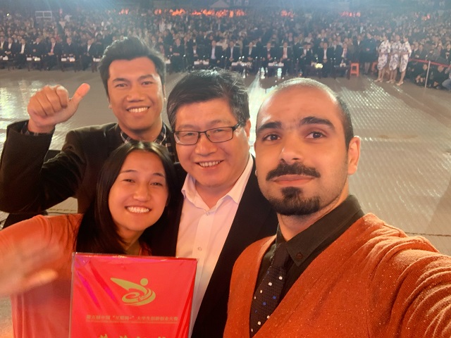 1571232993125036472.jpg 我校季军团队邀请省长合照1.jpg