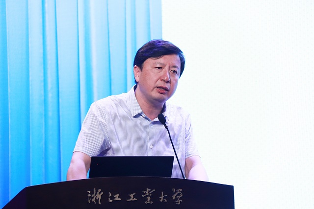 陈杰院士作报告.jpg